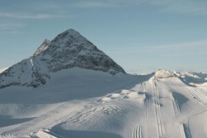 Read more about the article Top 10 Most Extreme Heli Skiing Spots on the Planet